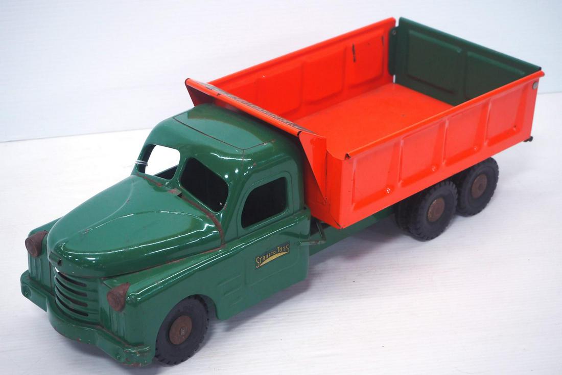 Structo Hydraulic Dump Truck: Structo hydraulic dump truck with motor, 21"L