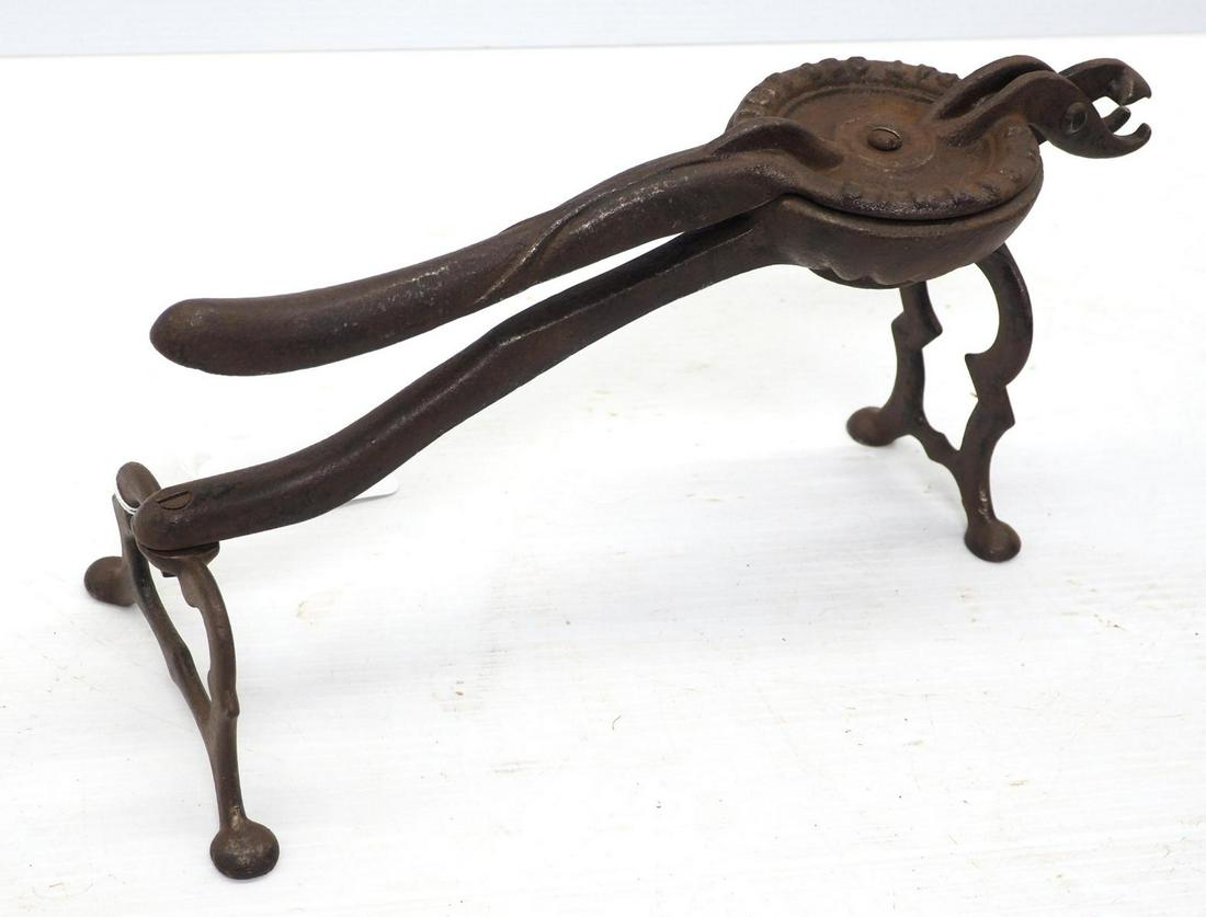 Cast iron lemon squeezer (1 of 3)