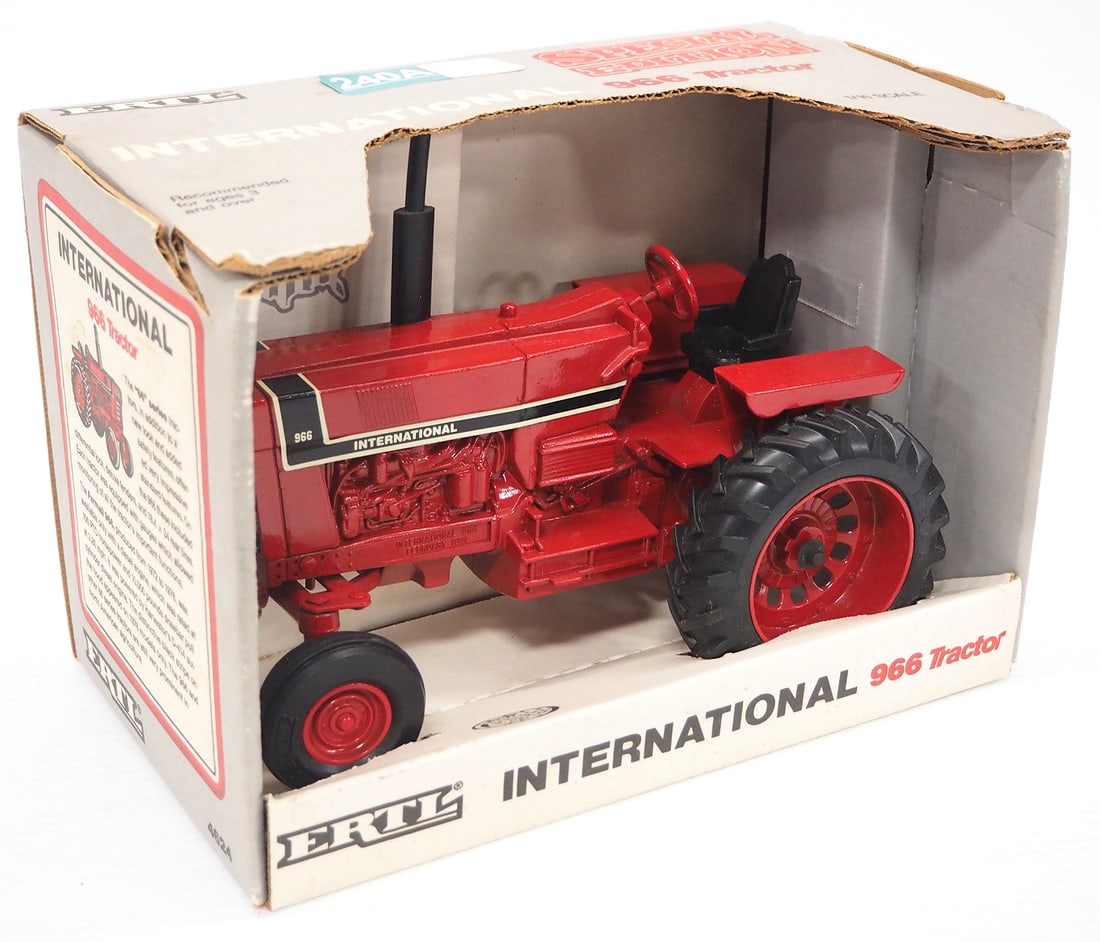 Ertl International 966 Tractor (1 of 2)