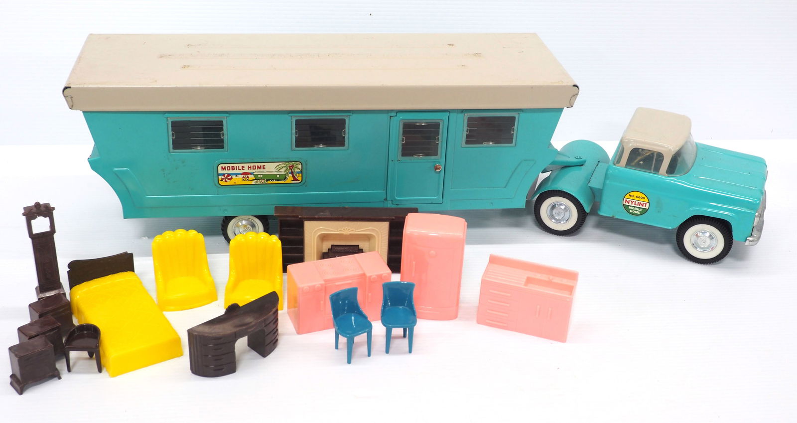 Nylint No. 6600 Truck with Mobile Home (1 of 8)