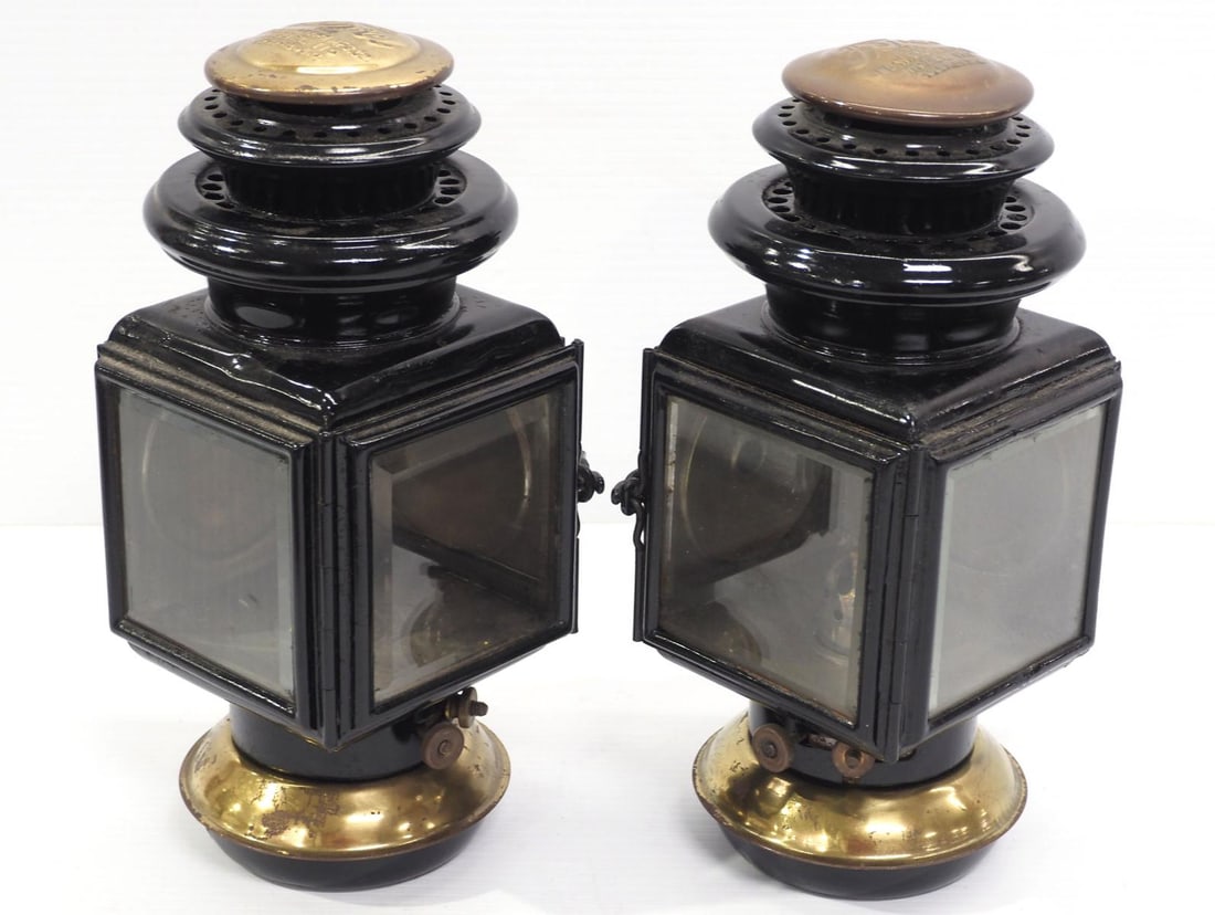 Pair of Ford Model 10 kerosene auto lamps (1 of 3)