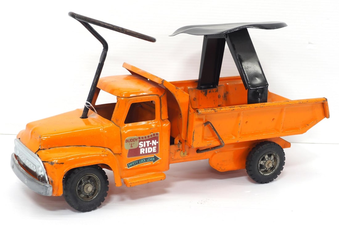 Buddy L Sit-N-Ride dump truck (1 of 3)