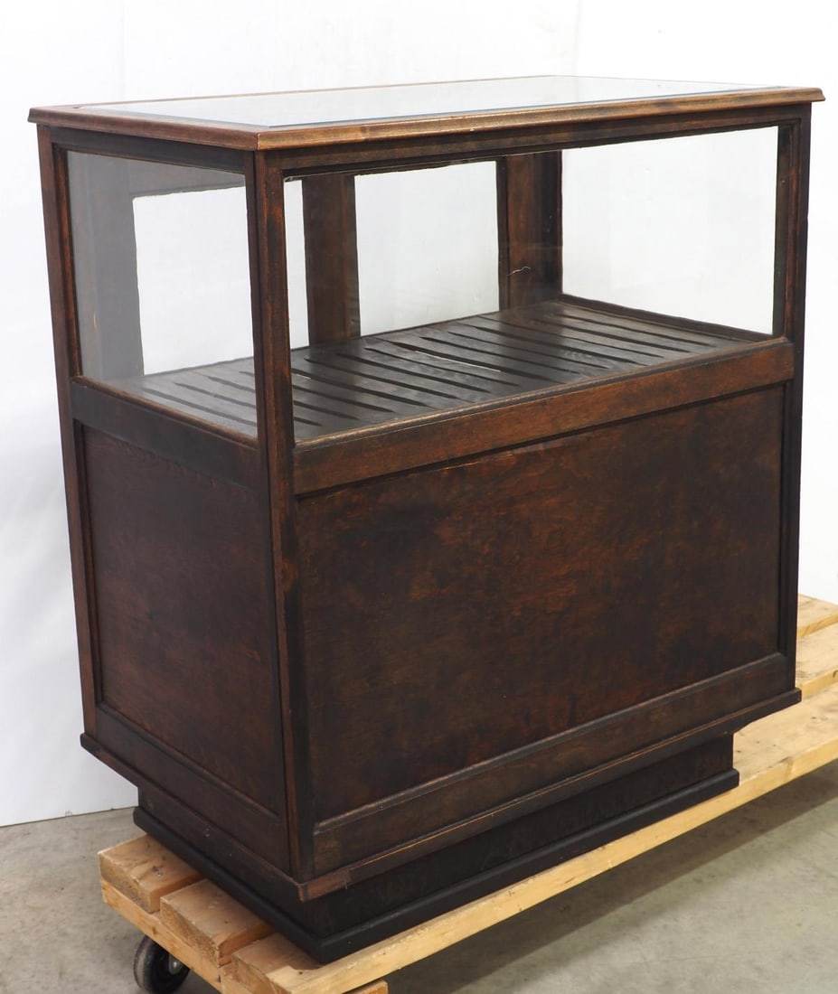 Oak and glass cigar cabinet: 35"x22"x40" oak and glass cigar cabinet -Good ***BUYER TO ARRANGE SHIPPING