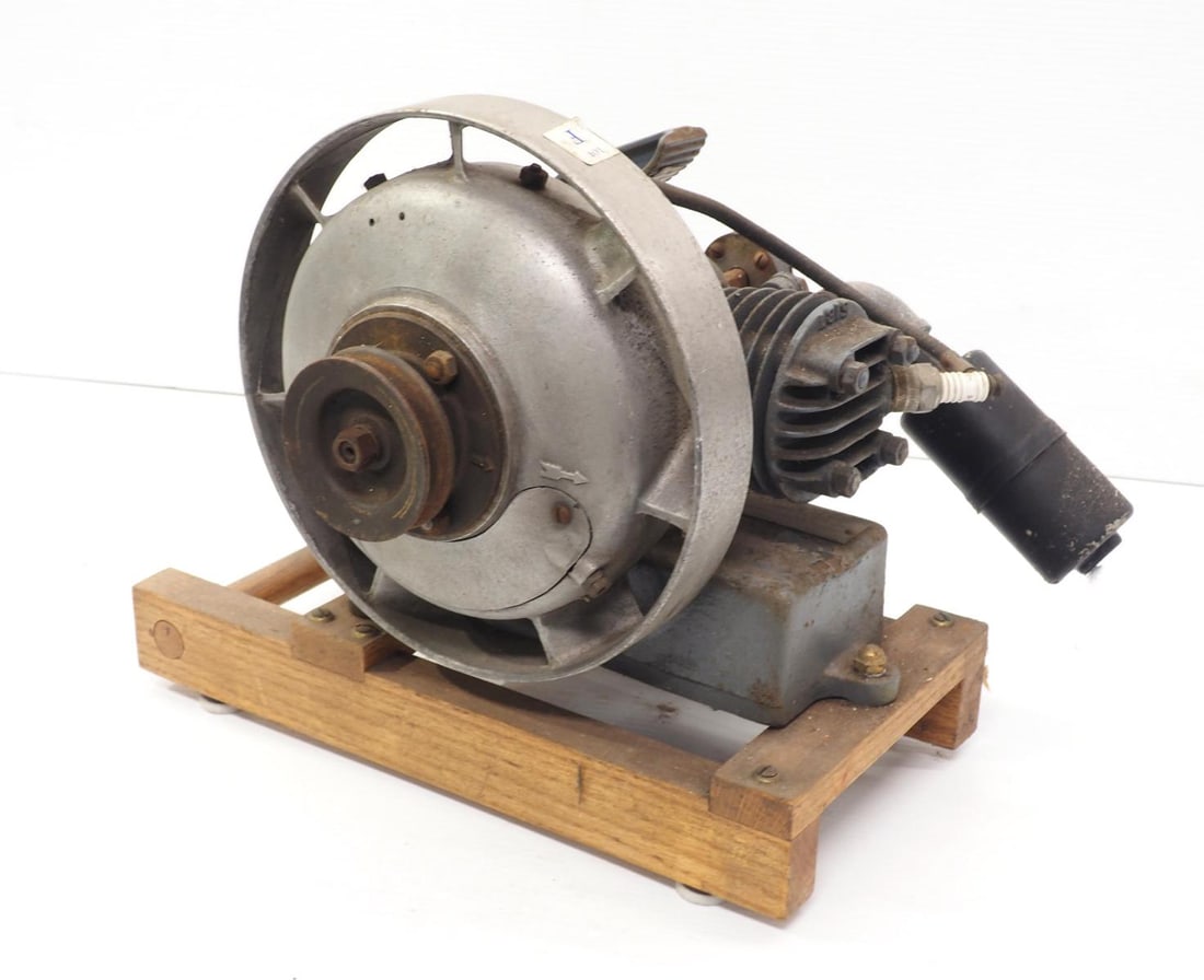 Maytag 1-cyl. Kick-start engine (1 of 3)
