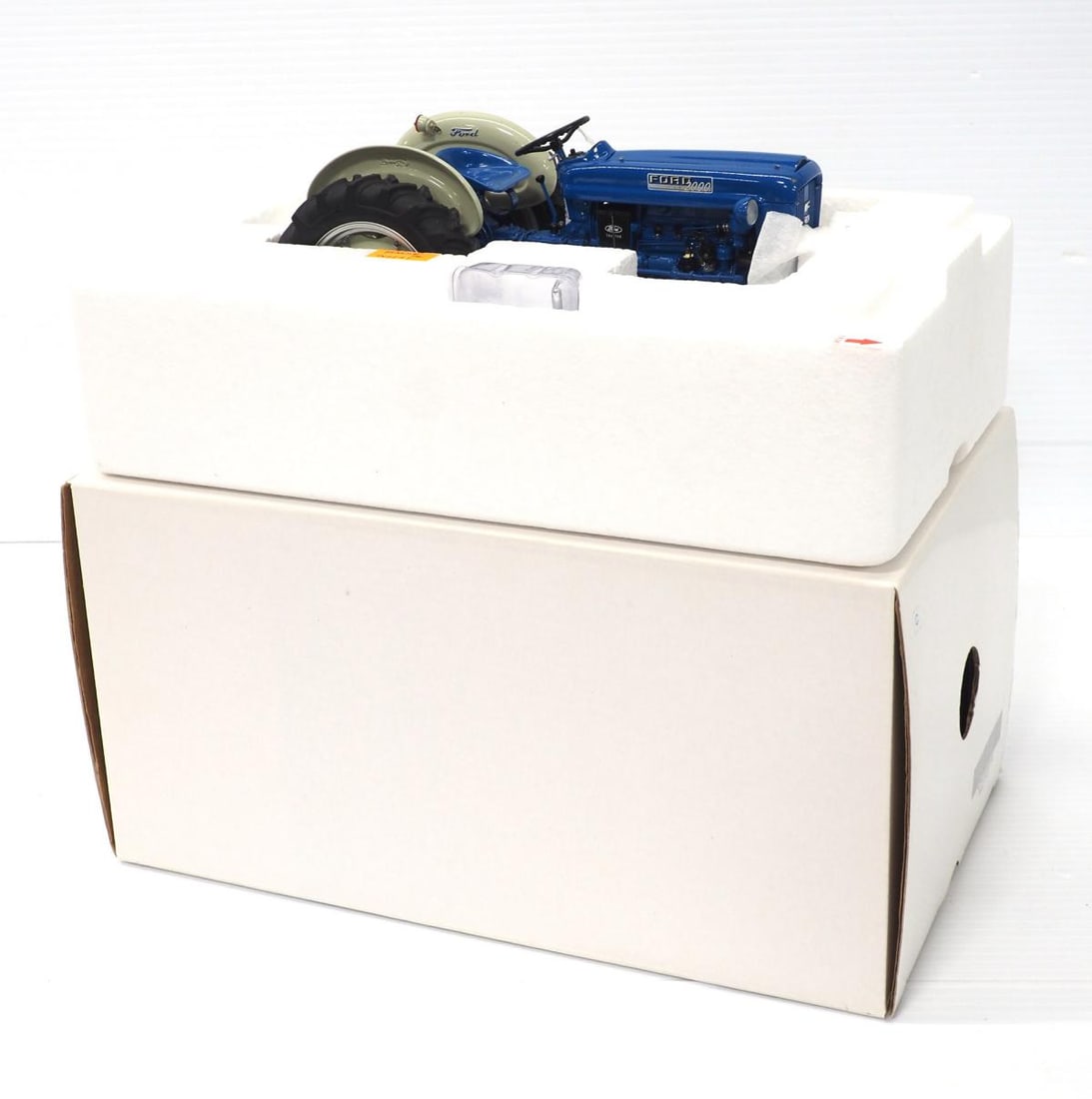 Danbury Mint 1962 Ford 2000 Tractor (1 of 3)