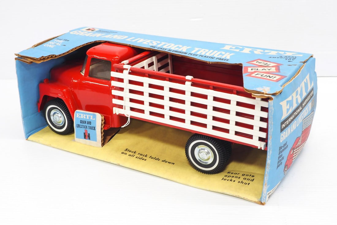 Ertl IH Grain & Livestock Truck (1 of 2)