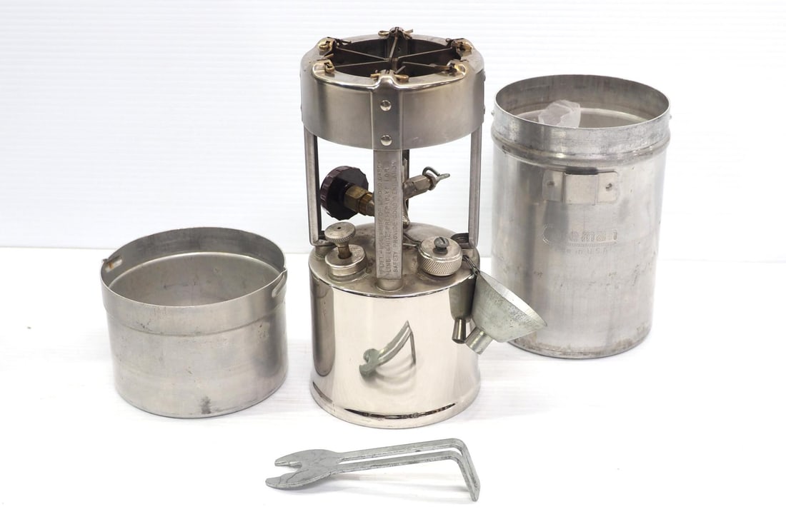 Coleman 530 Stove 8/47 with funnel and handle: Coleman 530 Stove 8/47 with funnel and handle - missing plate
