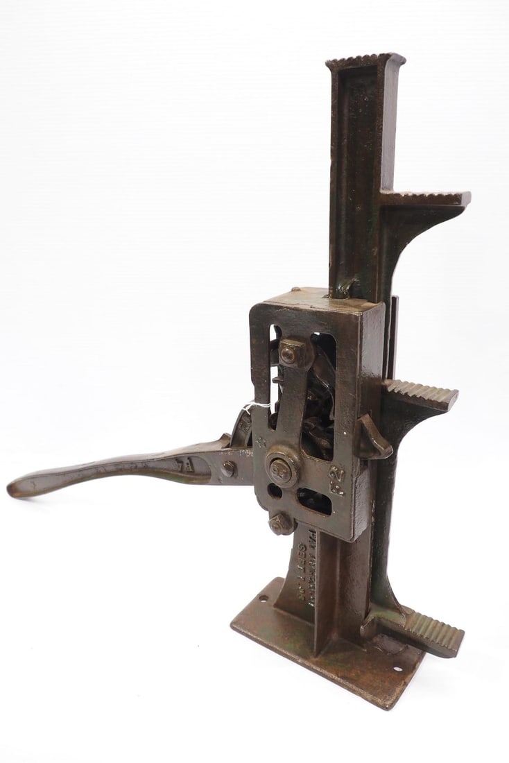 Cast iron #6 New Samsom Oliver Mfg. jack: 22"H cast iron #6 New Samsom Oliver Mfg. jack