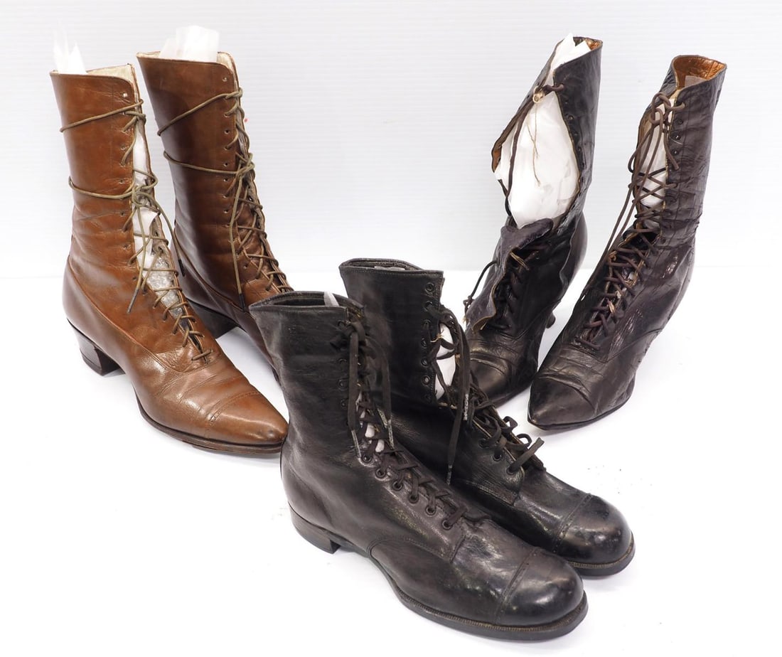 (3) Pairs of ladies lace-up shoes: (3) Pairs of ladies lace-up shoes
