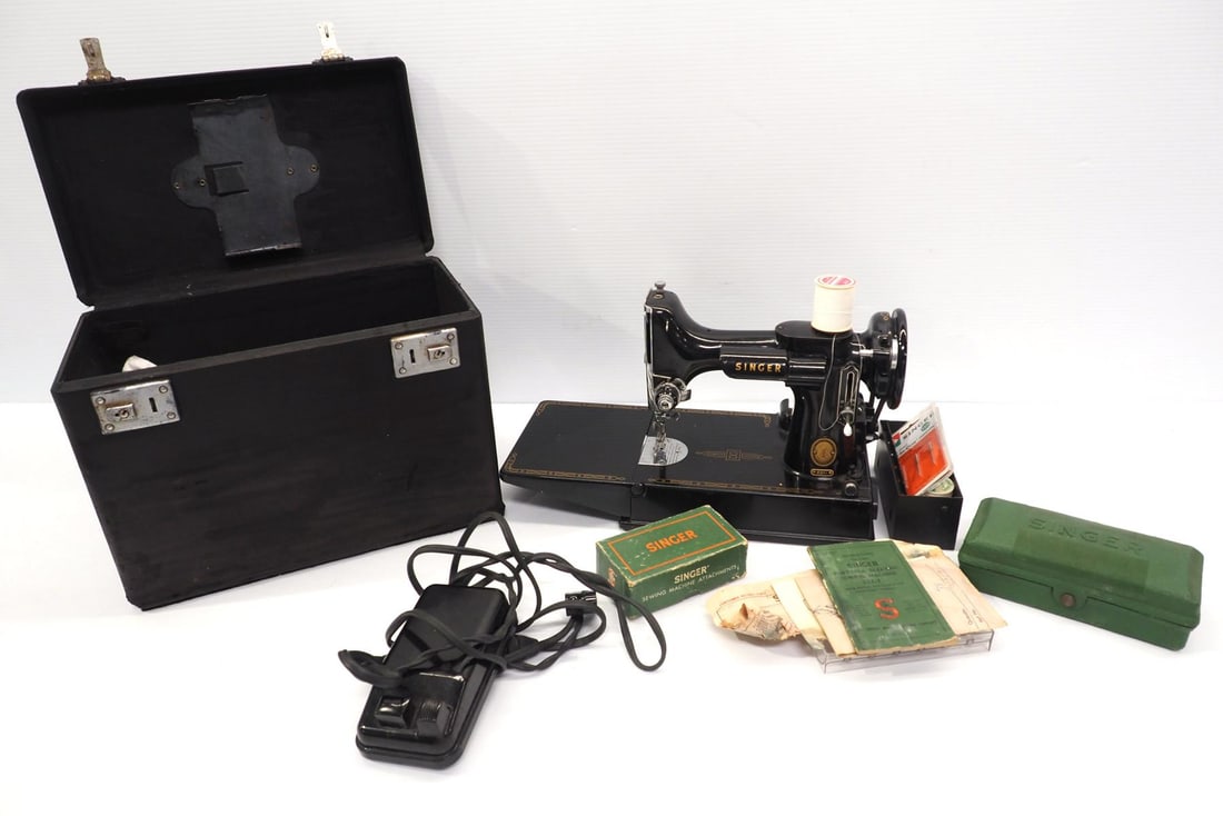 Singer Featherweight sewing machine: Singer Featherweight sewing machine in case with extra attachments - Works, good