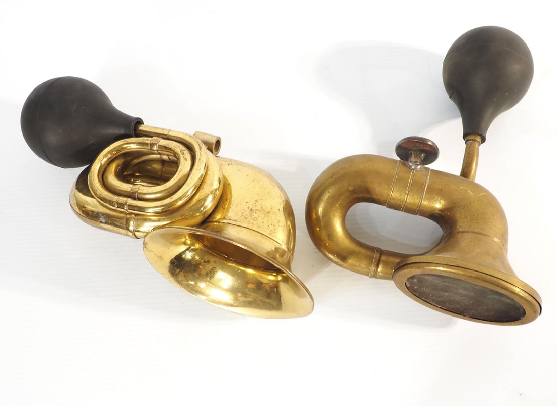 Pair of brass car horns (1 of 3)