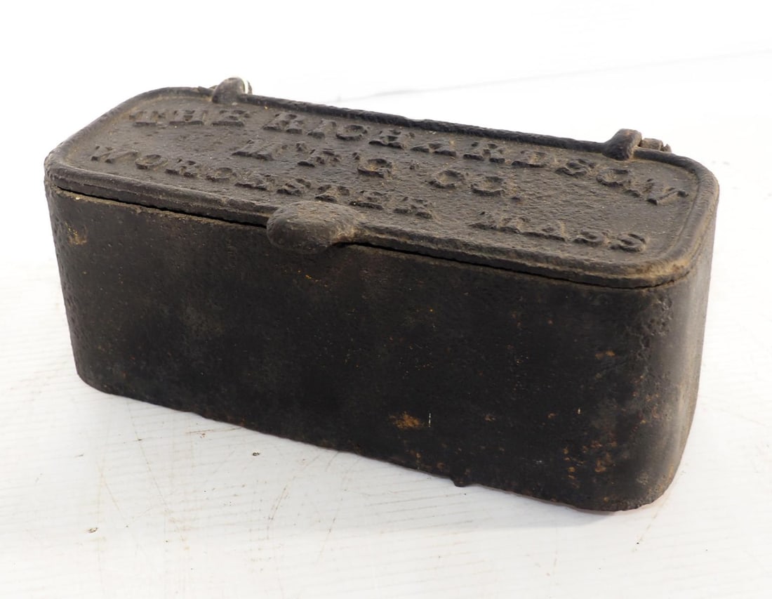 Embossed cast iron The Richardson Mfg Co tool box (1 of 3)