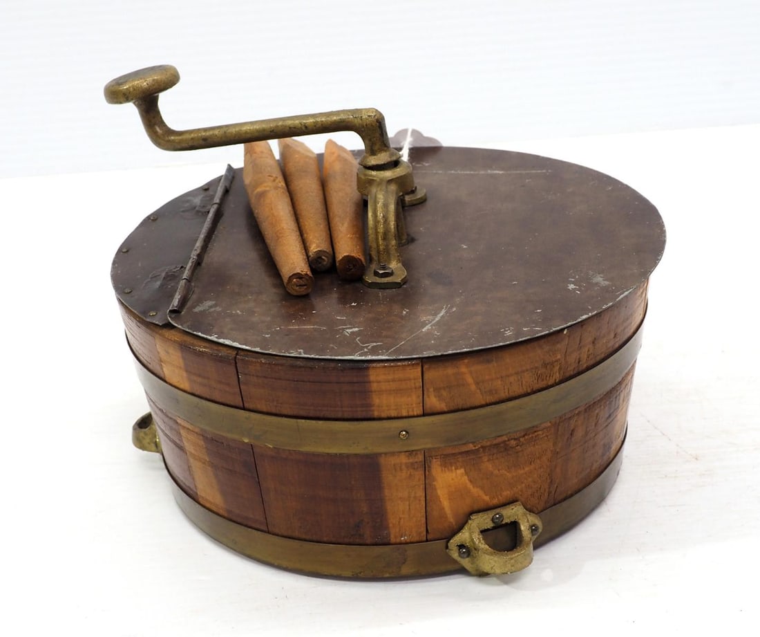 Salesman sample Little Queen clothes washer (1 of 3)