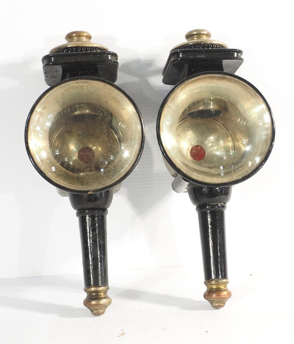 Pair of oblong carriage lamps: Pair of 16"H oblong carriage lamps -no damage ***These items are not located at the Chupp Auctions facility and will not be available for preview until April 1. As a result, some questions/info reques