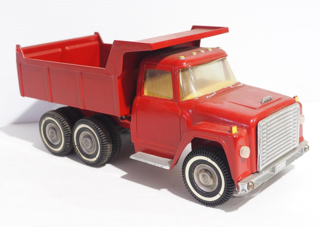 Ertl International dump truck (1 of 4)