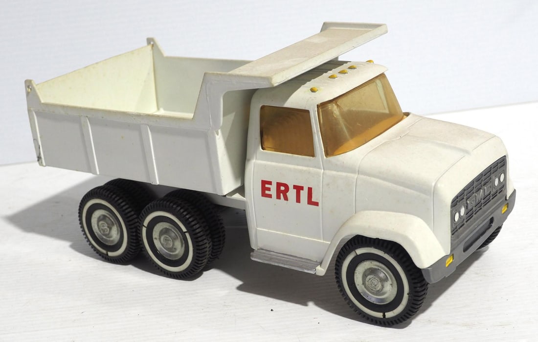 Ertl dump truck (1 of 4)
