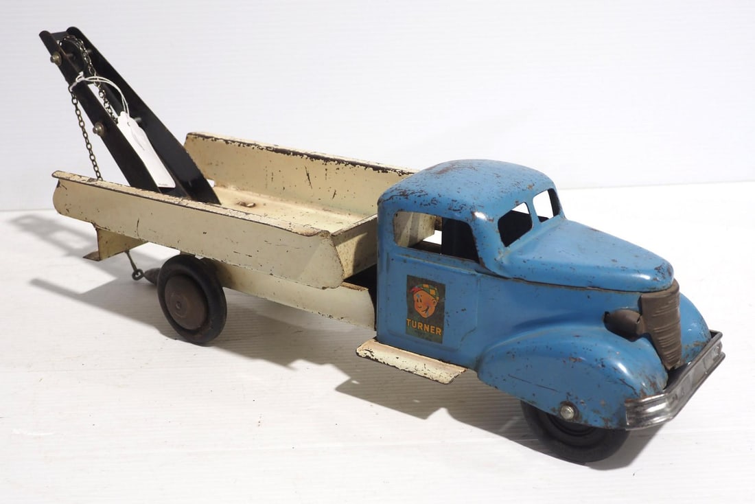 Turner wrecker truck: Turner wrecker truck - Fair, original