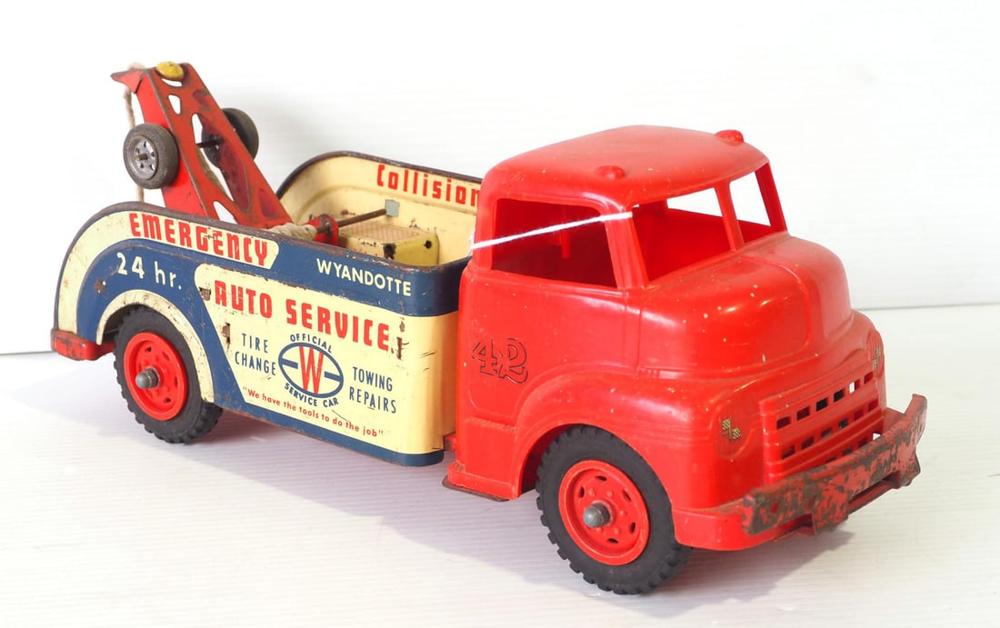 Wyandotte 24-hr Auto Service wrecker (1 of 3)