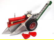 Scale Models Farmall 806 with New Idea 2-row picker