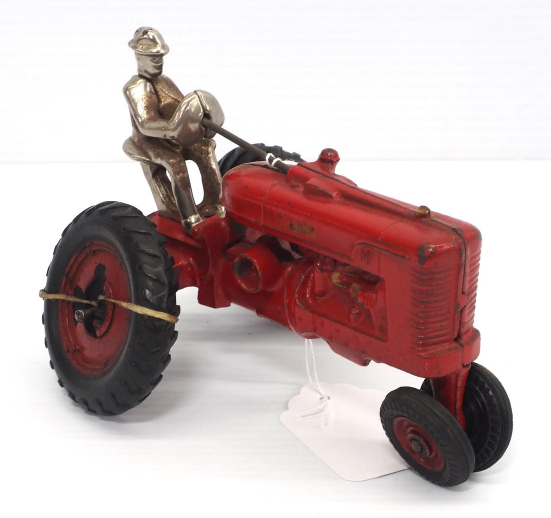 Arcade cast iron Farmall M tractor (1 of 4)
