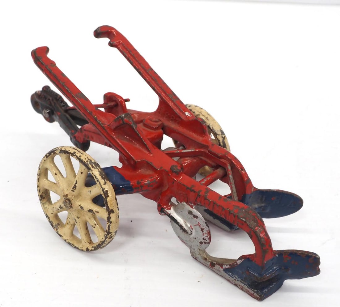 Arcade cast iron McCormick Deering 2-bottom plow (1 of 3)