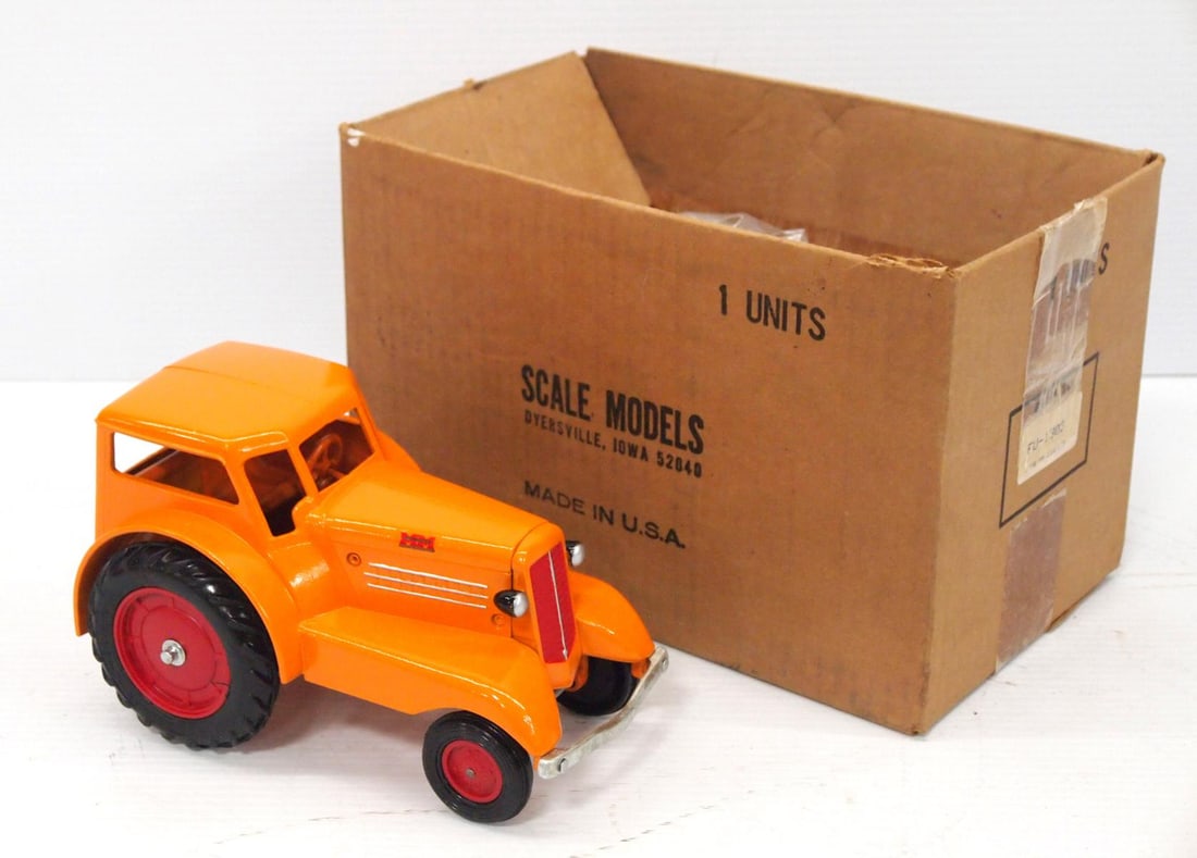 Scale Models Minneapolis Moline Comfort tractor (1 of 3)