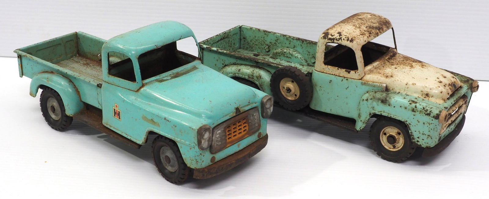 (2) Tru-Scale International Pickup Trucks (1 of 4)