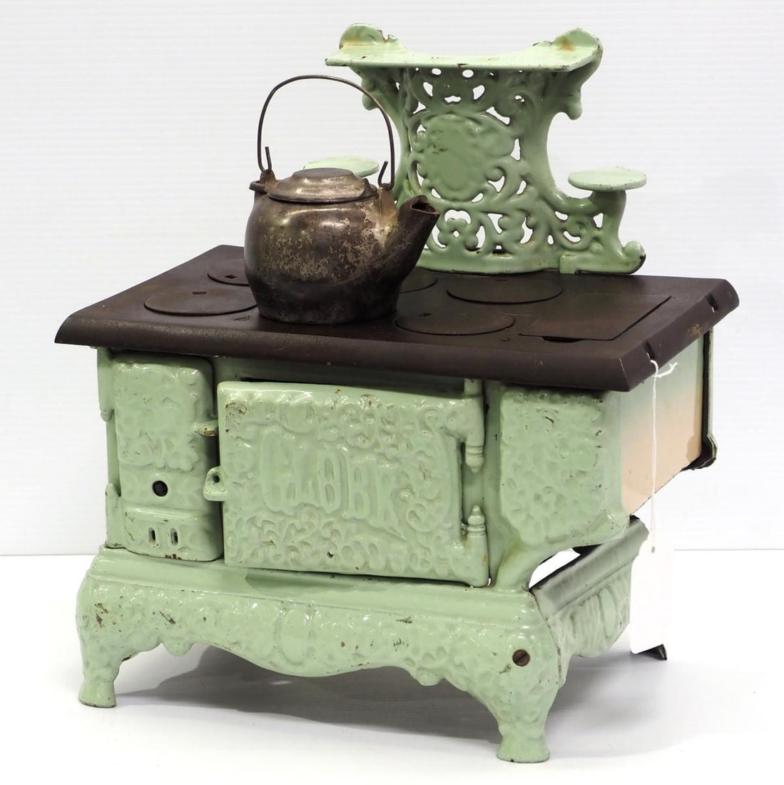 Kenton Brand 'Globe'  cast iron child's toy stove (1 of 4)