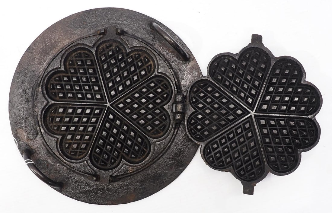 Cast iron 'hearts' waffle iron (1 of 4)