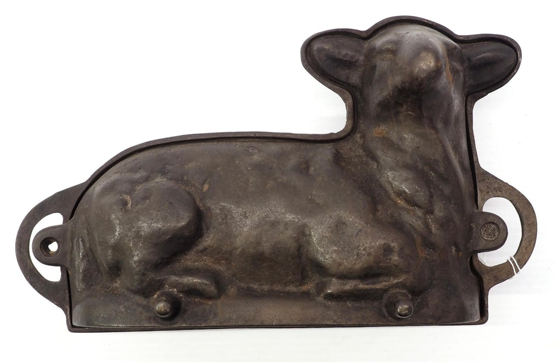 Cast iron lamb-shaped cake mold (1 of 3)