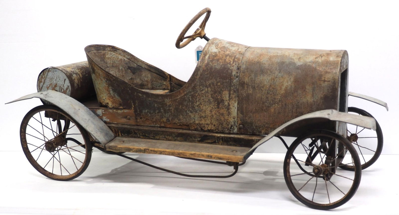 Early National? child's pedal car (1 of 3)
