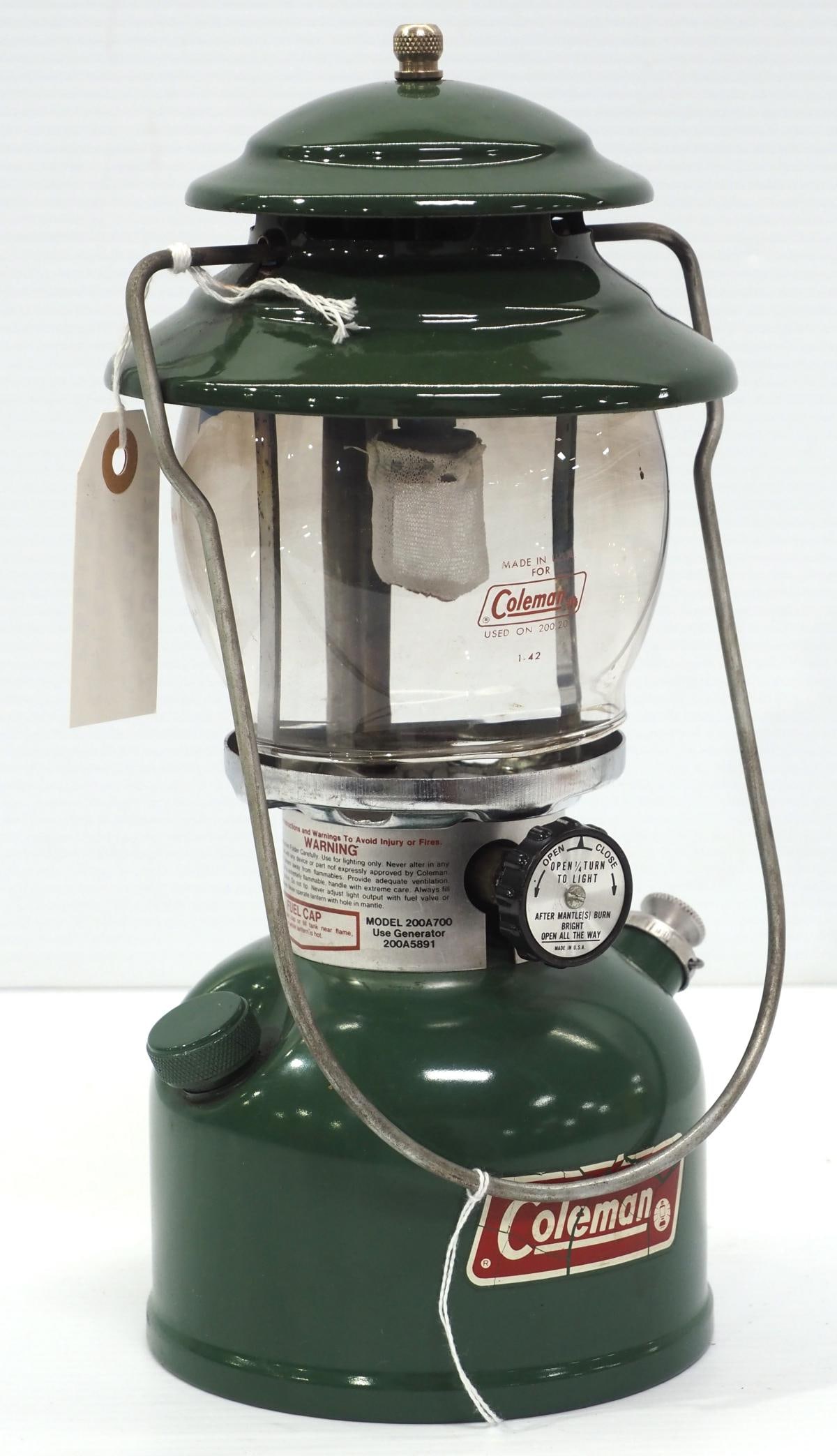 Coleman Model 200B 700 green lantern (1 of 2)
