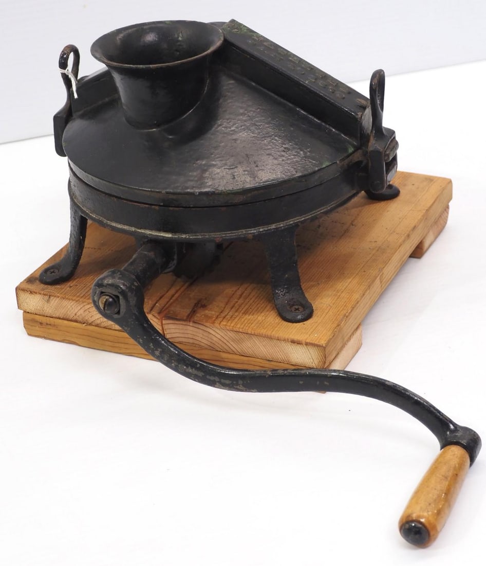 Cast iron round meat grinder (1 of 3)