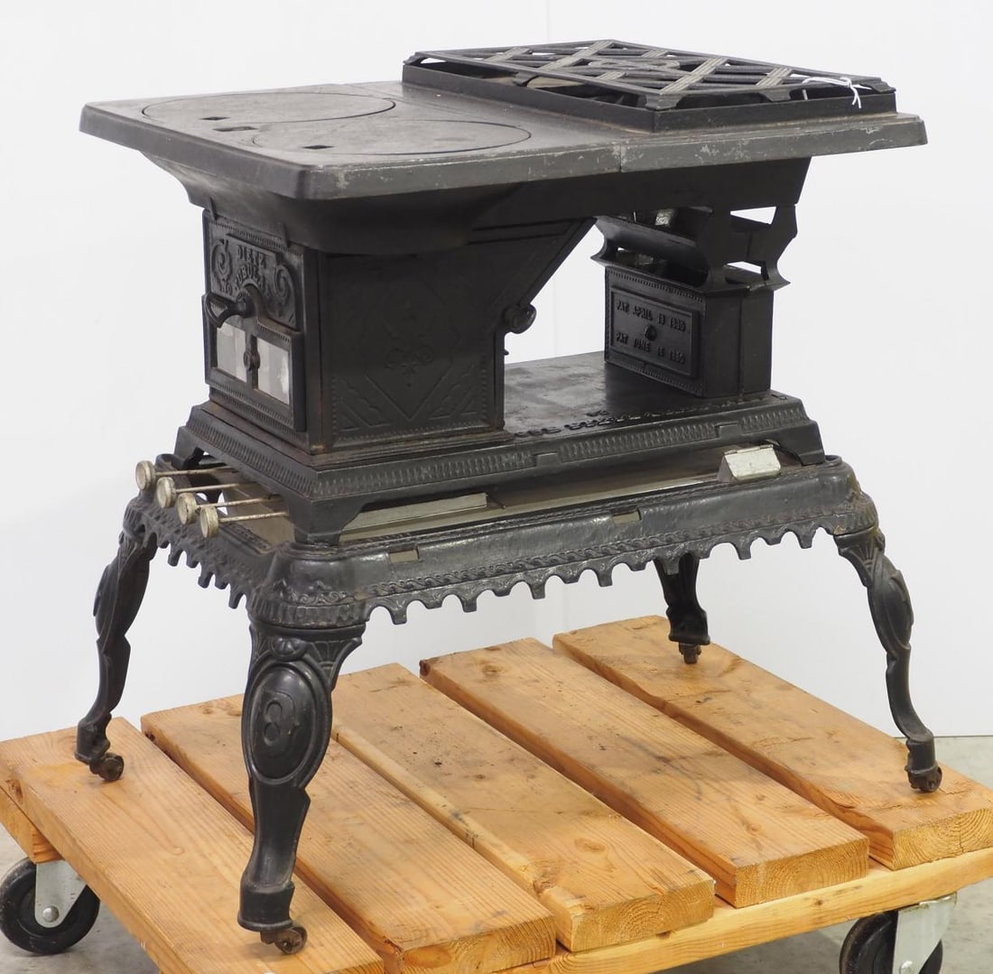 Dietz No.4 Tubular cast iron kerosene stove: Dietz No.4 Tubular cast iron kerosene stove with June 15, 1880 patent, 25"x18"x26"H - Very Good * * BUYER TO ARRANGE PICK-UP