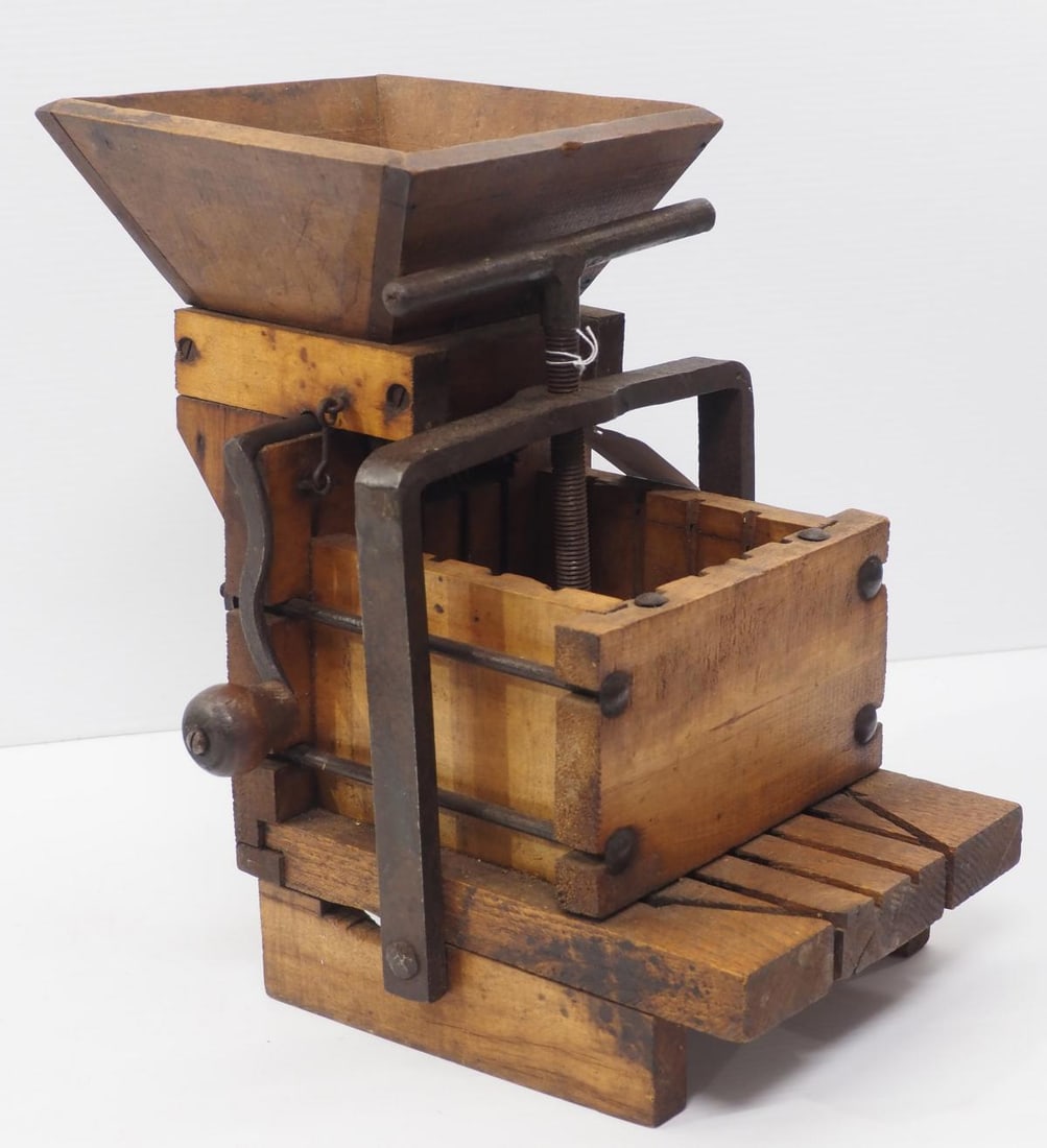 Jelpres Dutcher Machine Co. grinder/juicer: Jelpres Dutcher Machine Co., Fulton, NY cast iron & wood grinder/juicer, patent applied for