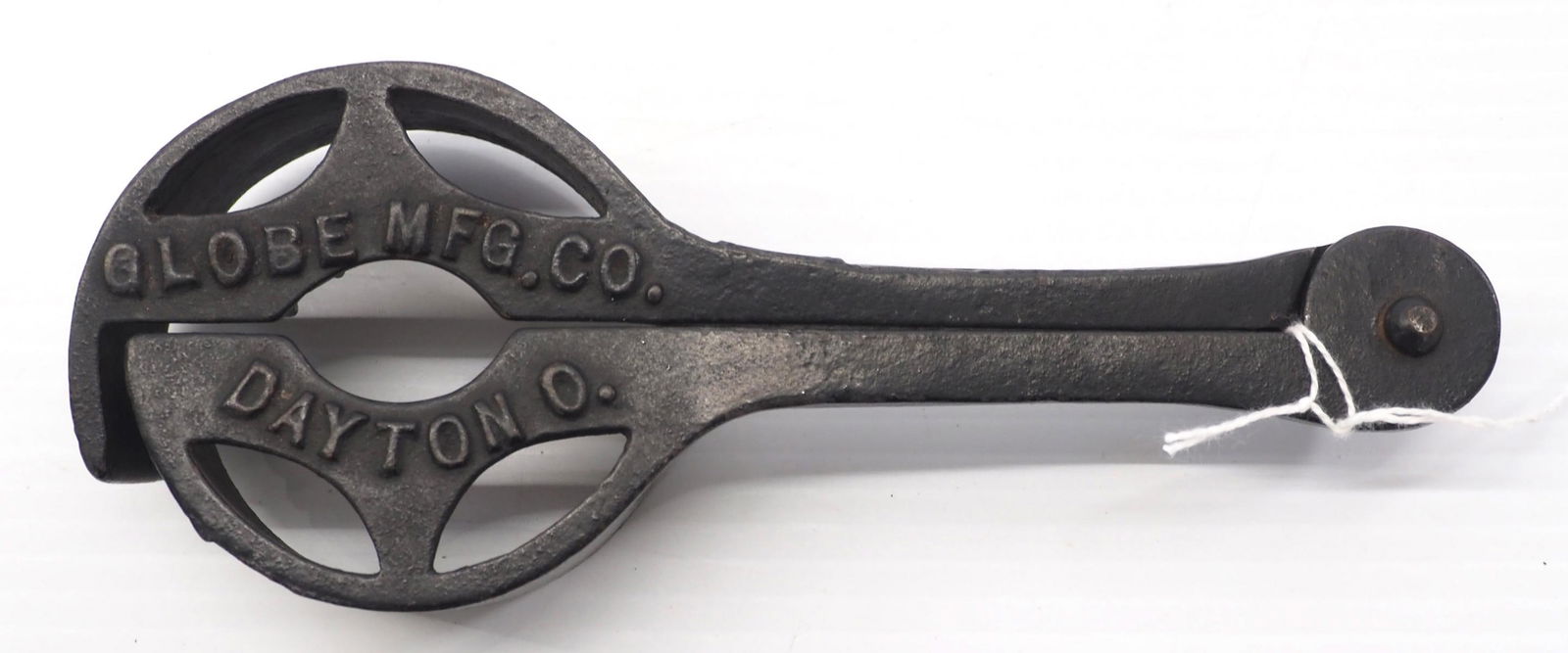 Globe Mfg. Co. cast iron hand corn sheller: Globe Mfg. Co. cast iron hand corn sheller