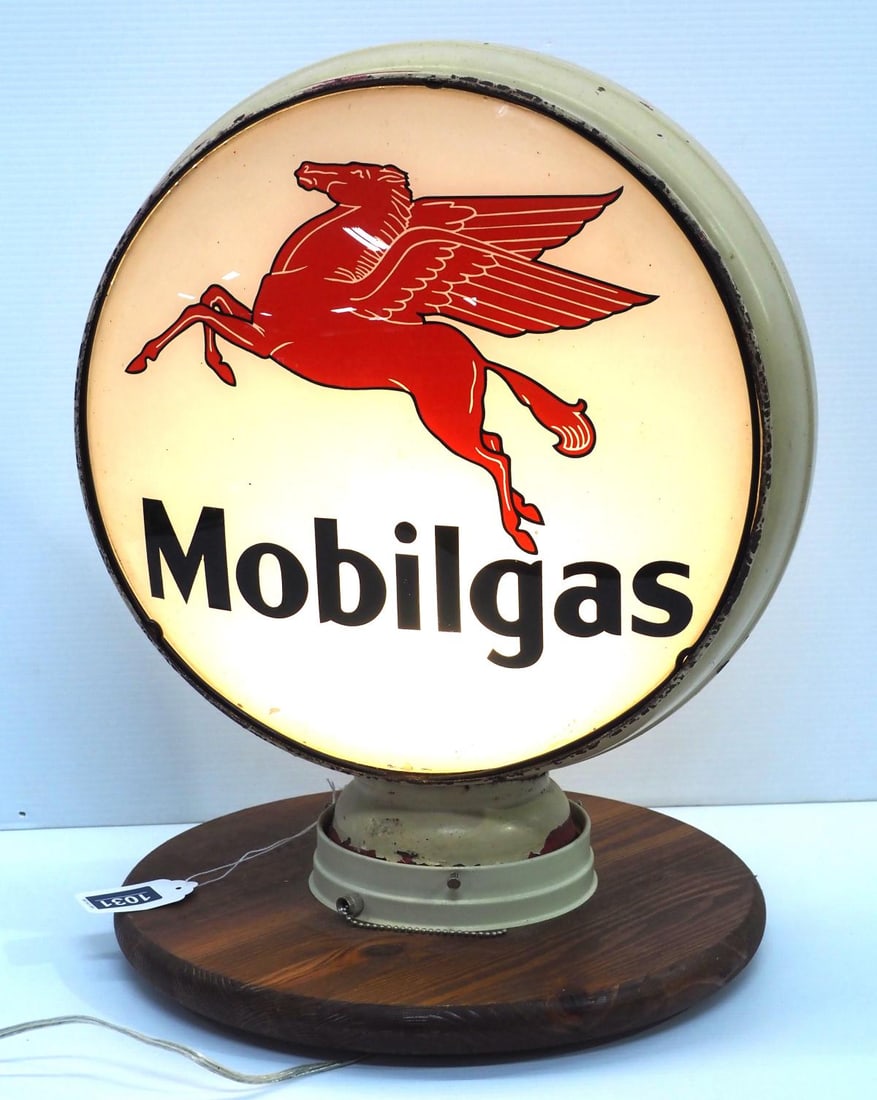 Mobilgas gas pump metal globe (1 of 4)