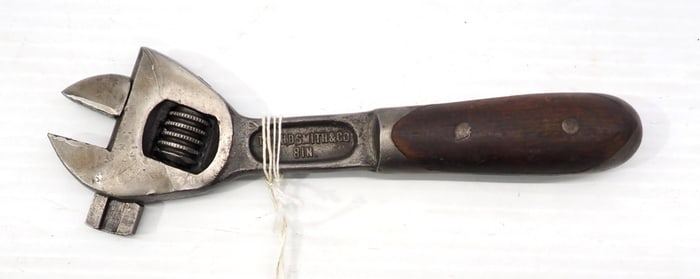 Perfect Handle screw-adjust nut wrench