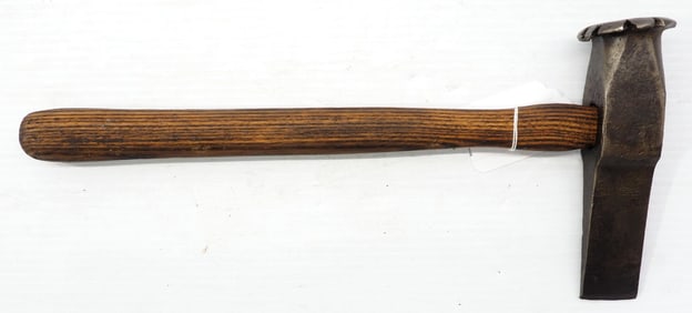 Blacksmith hot cut hammer