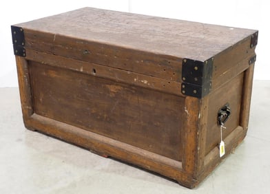 Wooden trunk with tray