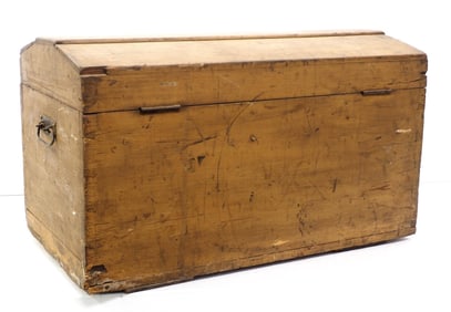 Wooden trunk with tray