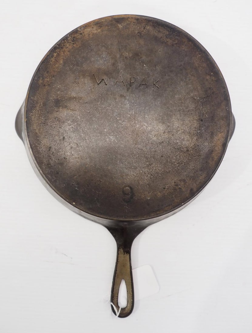 Wapak No.9 cast iron skillet (1 of 2)