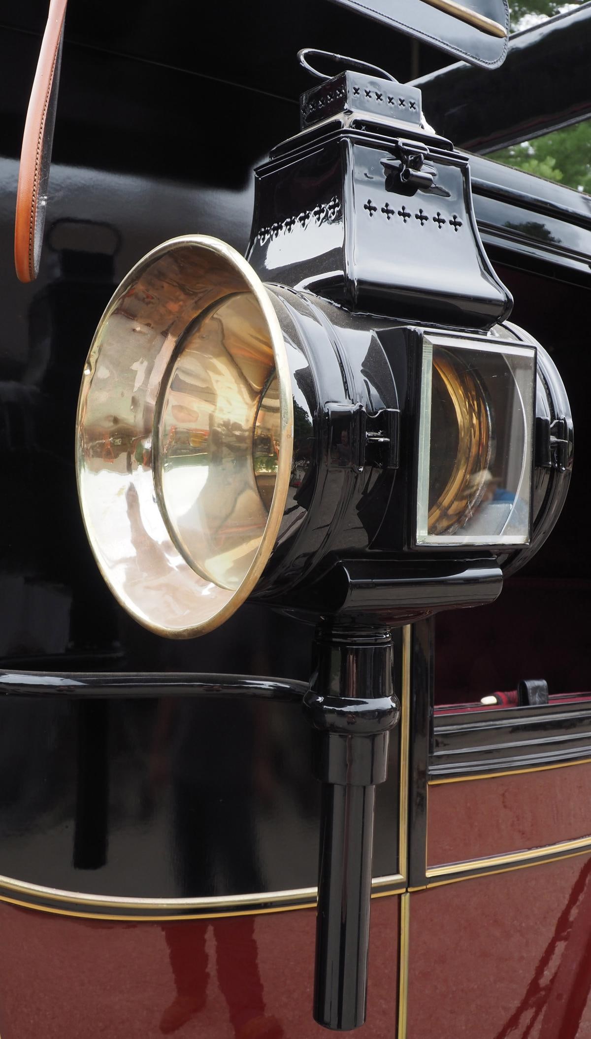 Pair of Holland & Holland carriage lamps: Pair of Holland & Holland carriage lamps , 28"H *NOTE: This item will be delivered to the UPS store for professional packaging when we return to our Indiana facility the week of June 16.