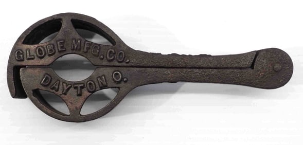 Globe Mfg. Dayton OH hand corn sheller