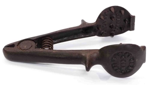 50-cent tong-type hand corn sheller