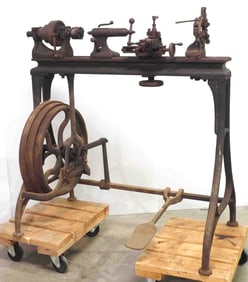 Belt-driven woodworking lathe