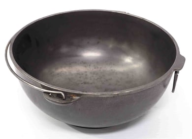 Wagner No.2 cast iron pot with handle & ring