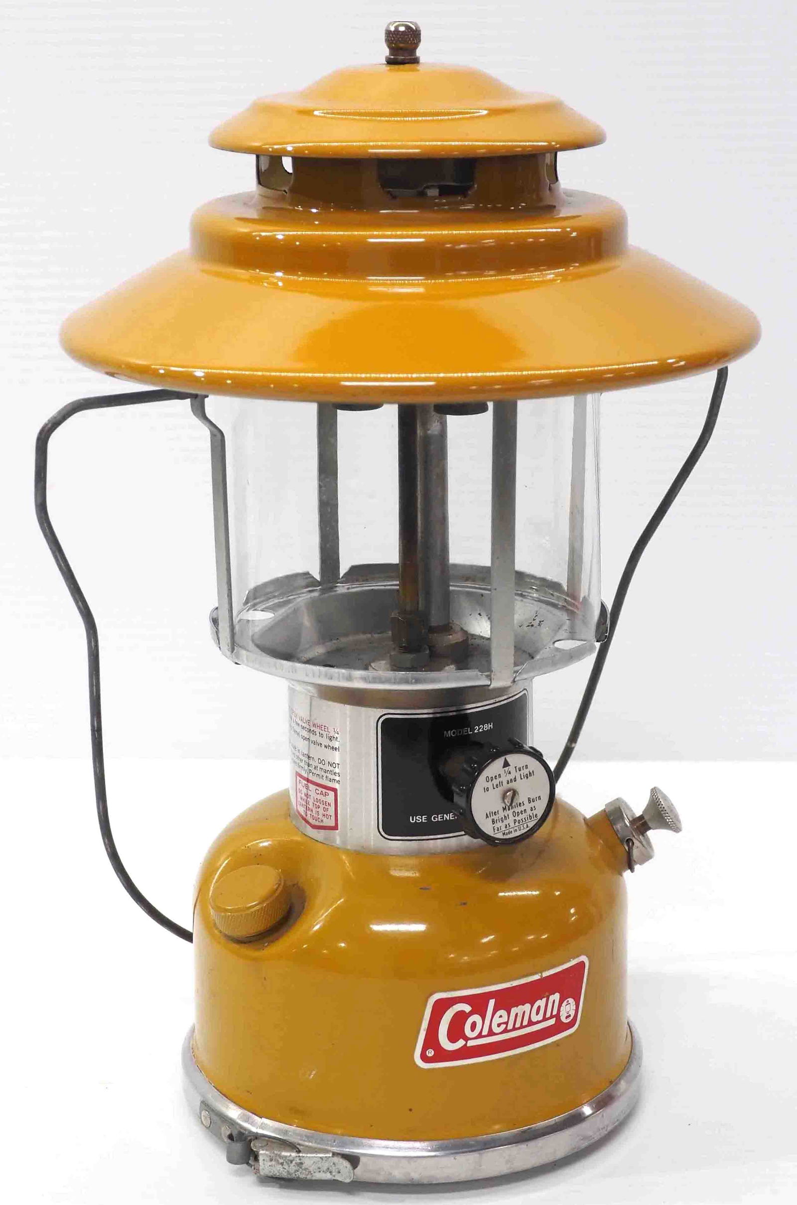 Coleman Model 228H Gold lantern (1 of 2)