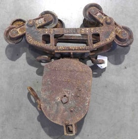 Universal hay trolley