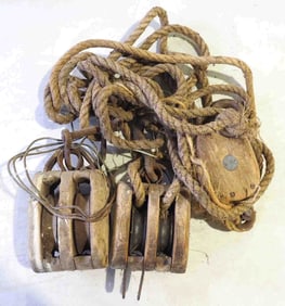 Assortment of medium pulleys